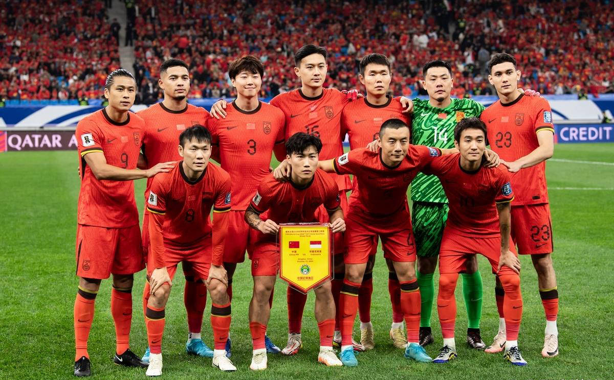 包含中国足球联赛争夺榜首位置激烈角逐的词条