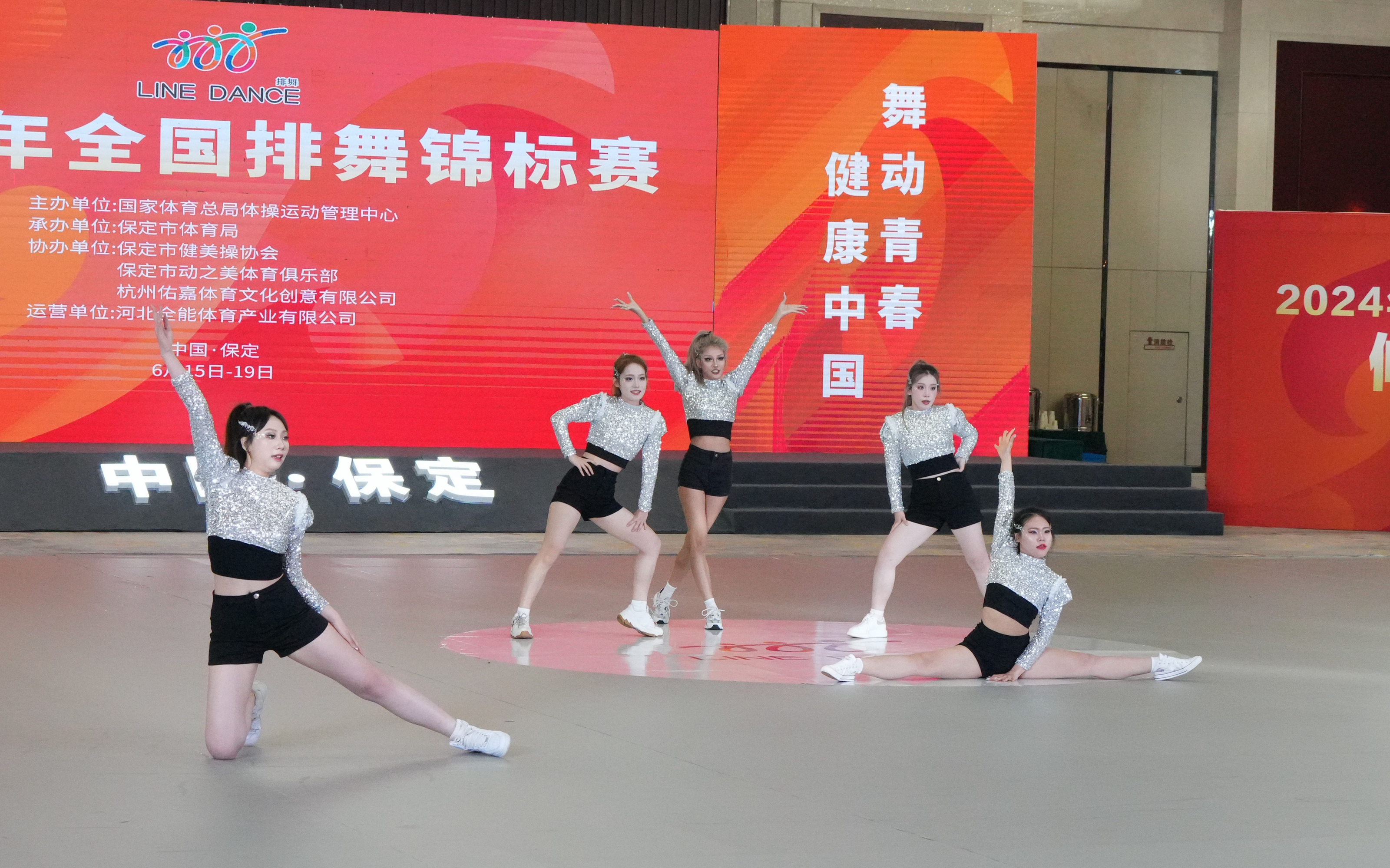 精湛技艺展现魅力，体育竞赛气氛浓烈