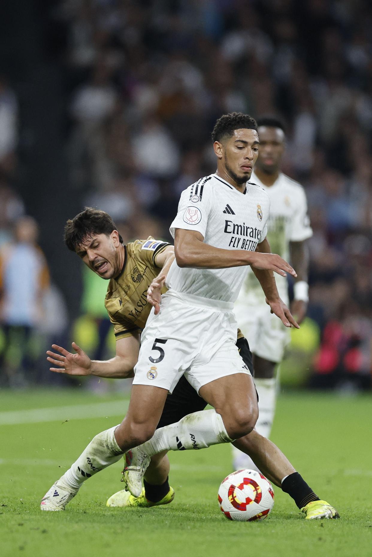 西班牙队惊险点球大战告捷晋级