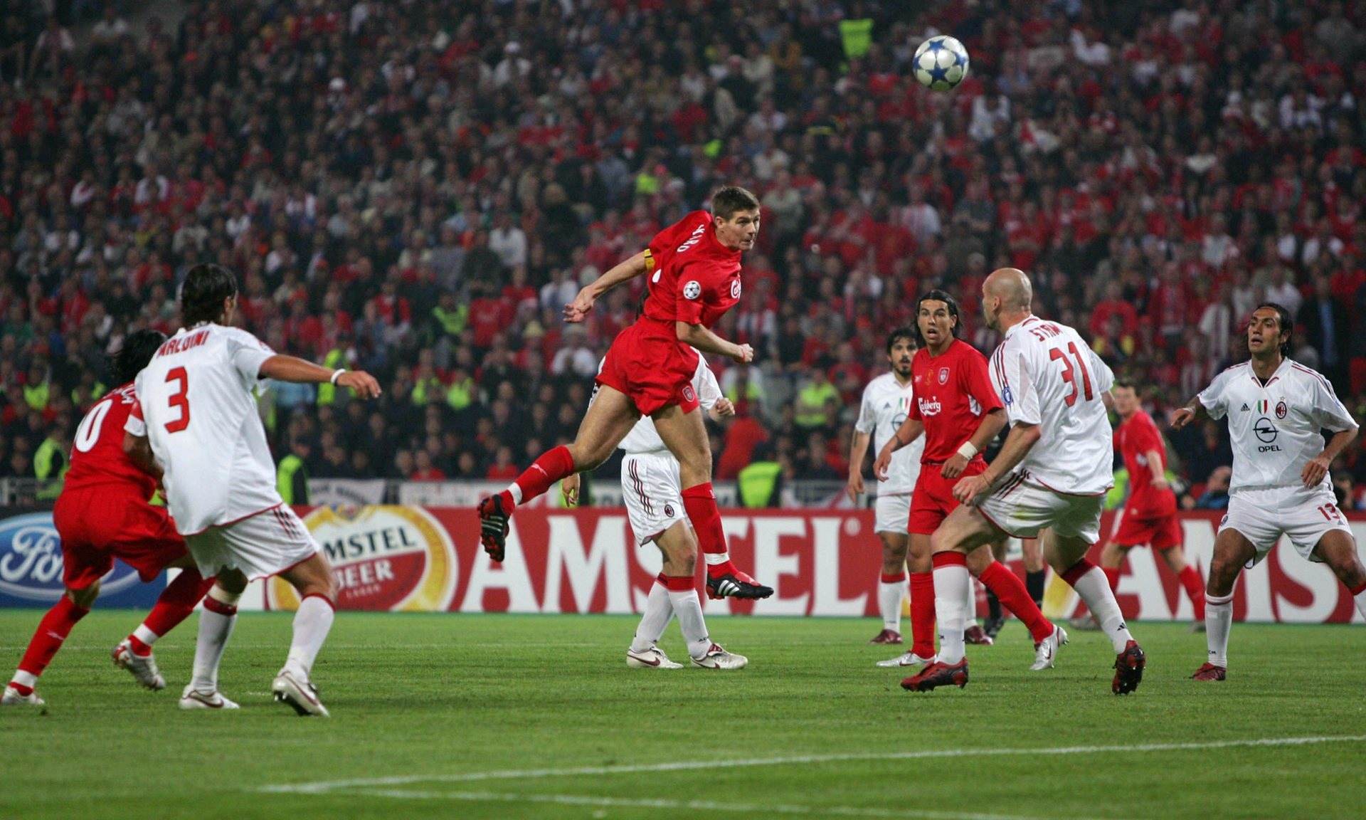 包含足球比赛现场场面激烈，球员尽展拼搏精神的词条