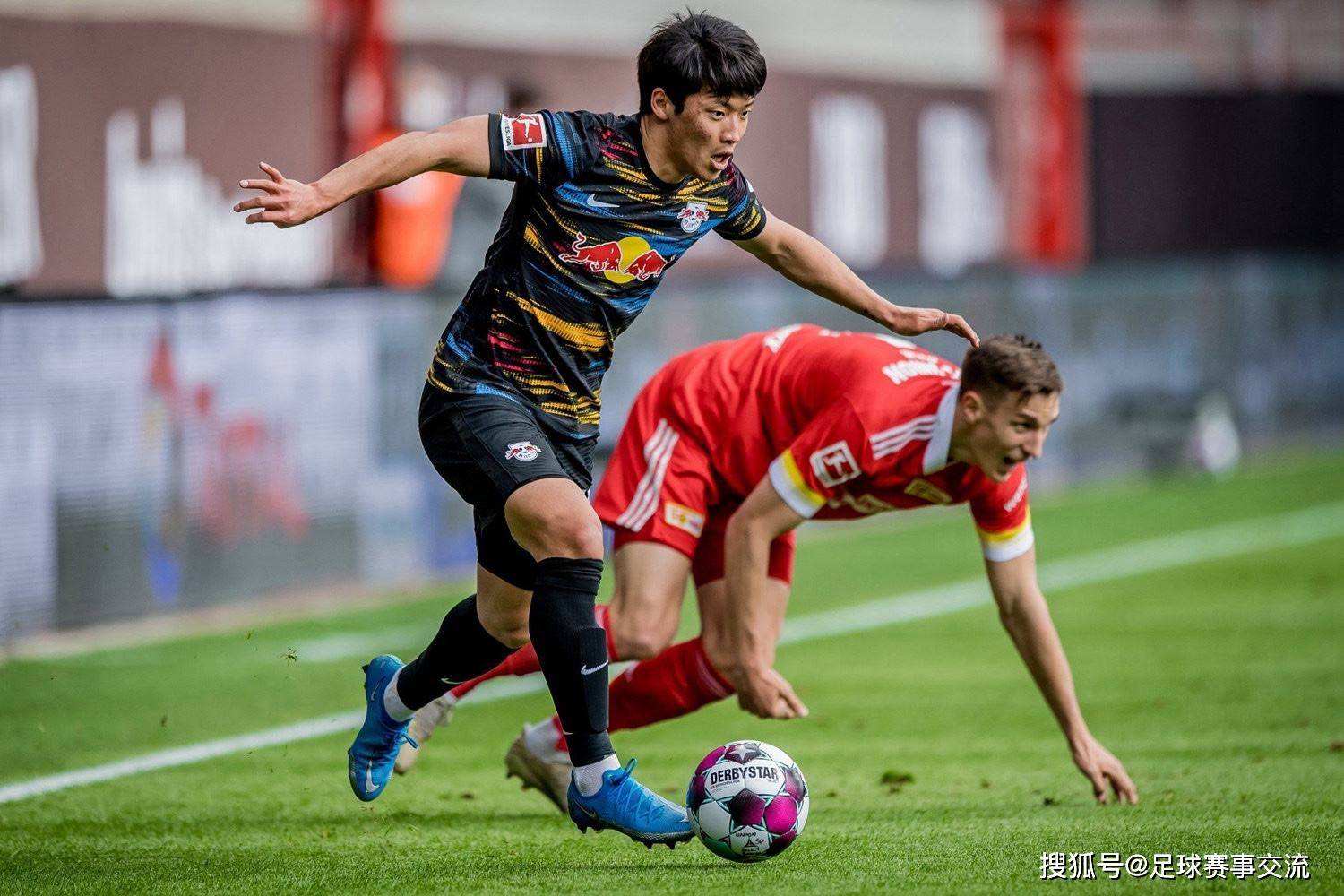 包含足球比赛现场场面激烈，球员尽展拼搏精神的词条