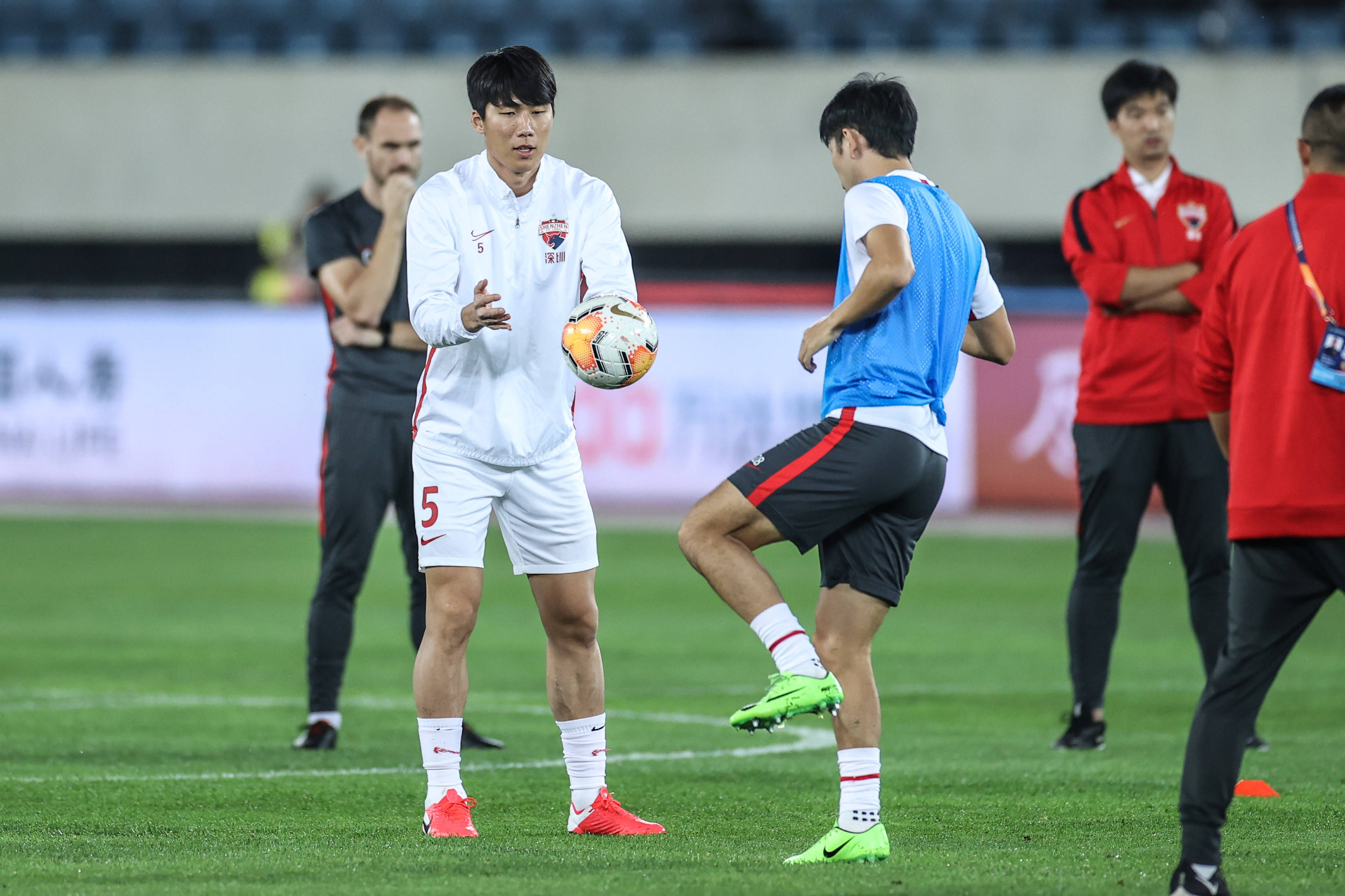 关于深圳佳兆业队在比赛中取得了胜利，实现了逆袭的信息