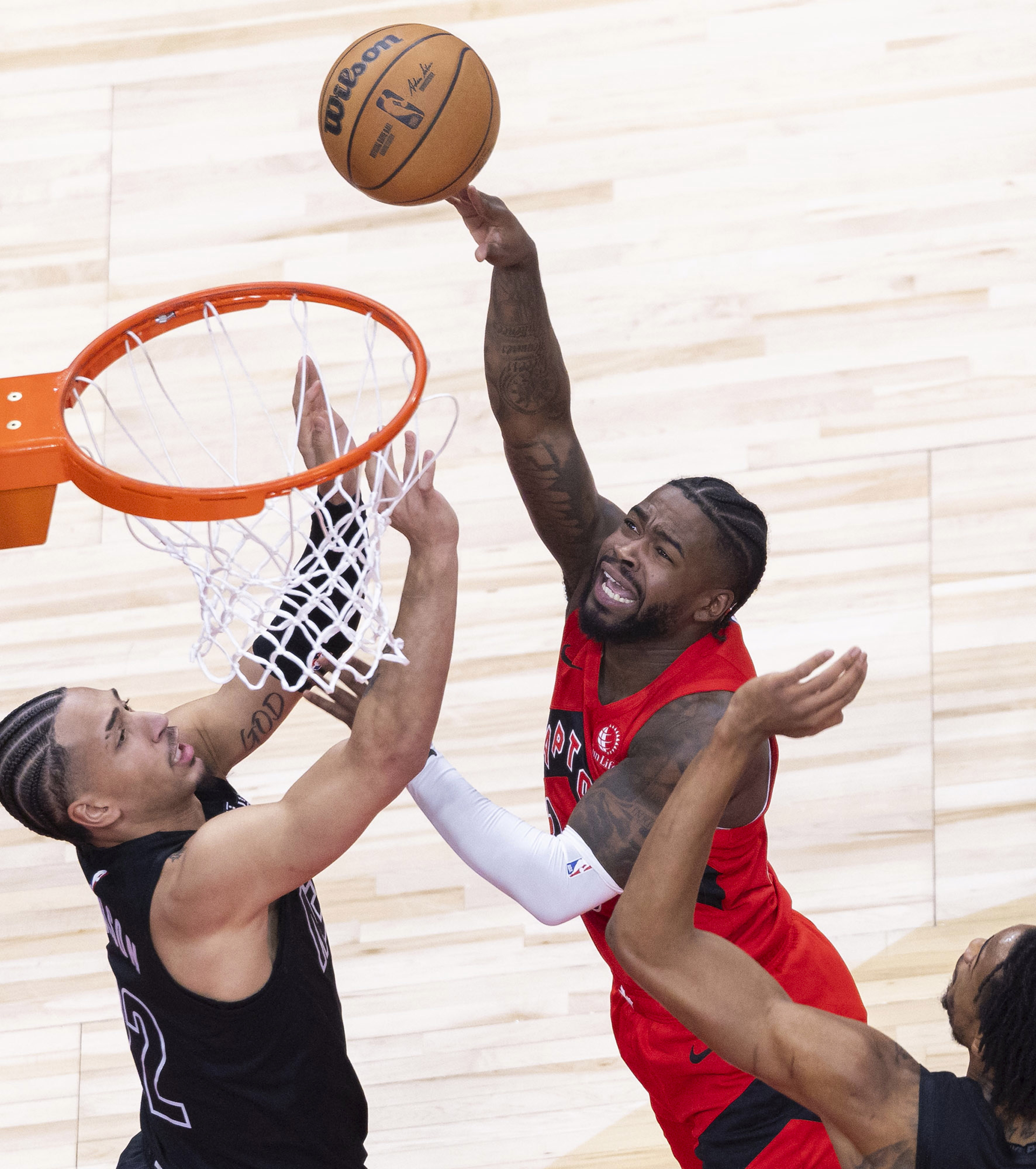 关于克里夫兰骑士险胜多伦多猛龙，C罗攻防两端统治比赛鏖战多局半决赛，让粉丝疯狂欢呼的信息