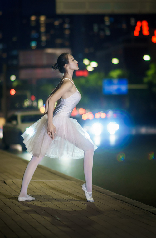 平行时空的交汇,当深圳的炮火照亮明尼苏达的雪夜