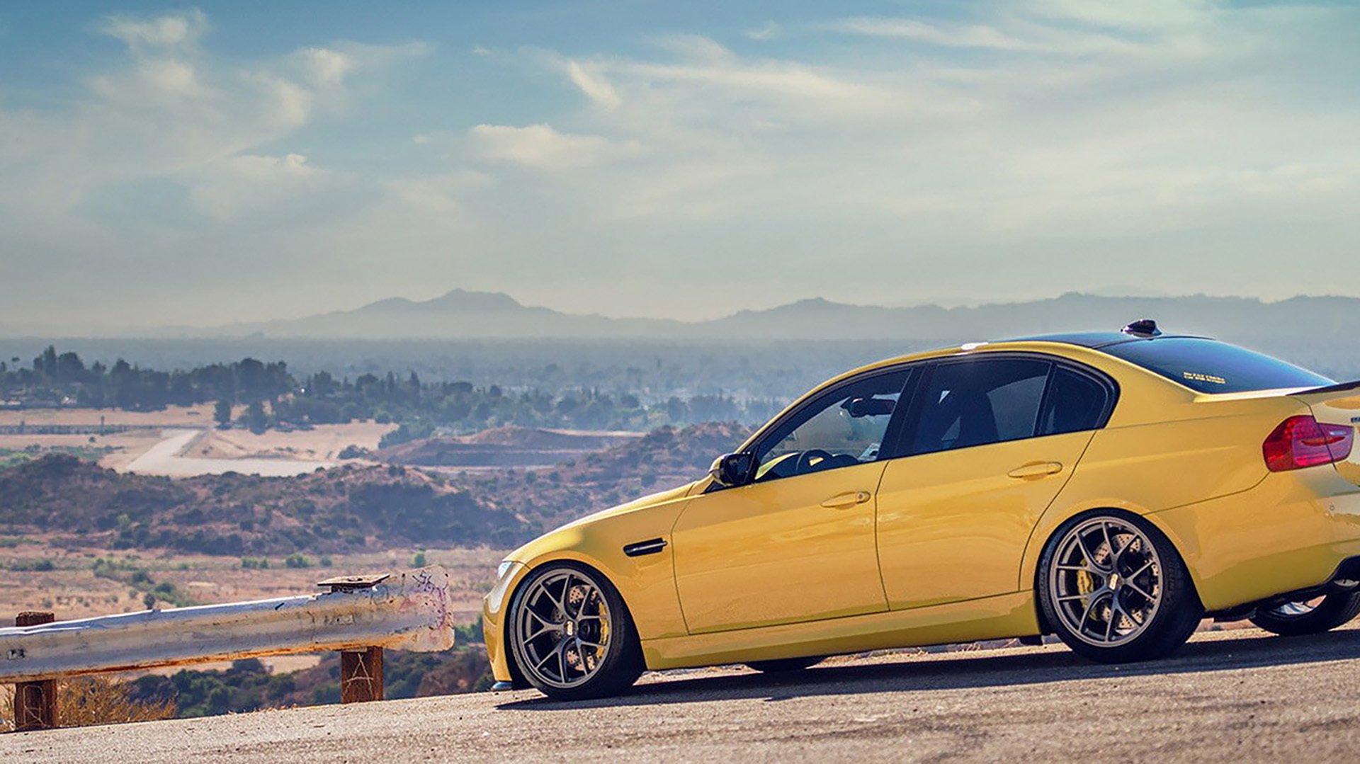 开云体育官网-绿色火焰与蓝白之心,当足球巨星闯入东决战场